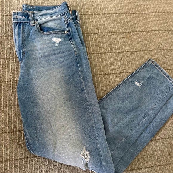 American eagle high waisted mom jean with holes at the knees - Picture 6 of 7